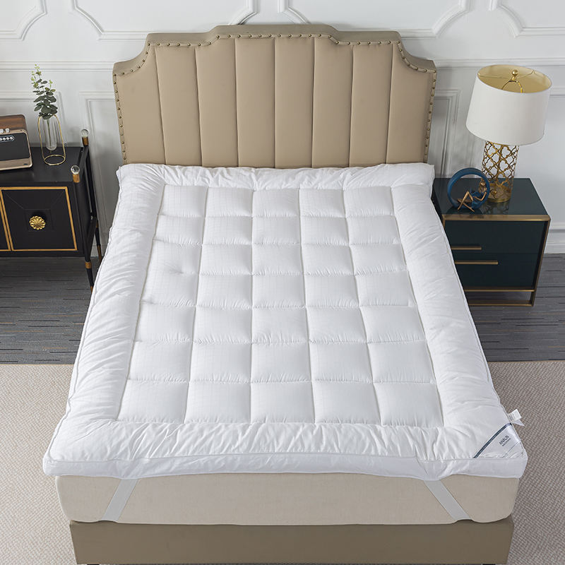 Pillow Top with Breathable Soft Filling Mattress Pad Non-Slip Design 4 Elastic Straps for Enhanced Comfort and Stability